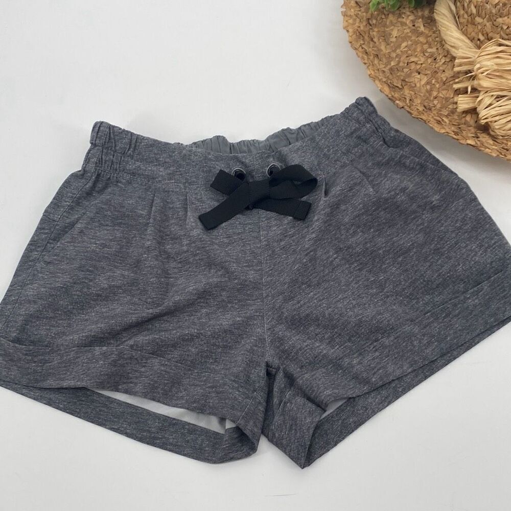 Lululemon‎ 2.5” Spring Break Away Shorts Heathered Lux Multi Grey Size 4